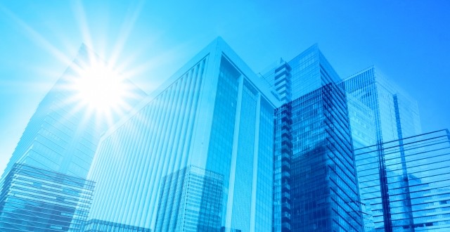 1674078_s_夏の太陽光と青いビジネス街の抽象背景素材.jpg